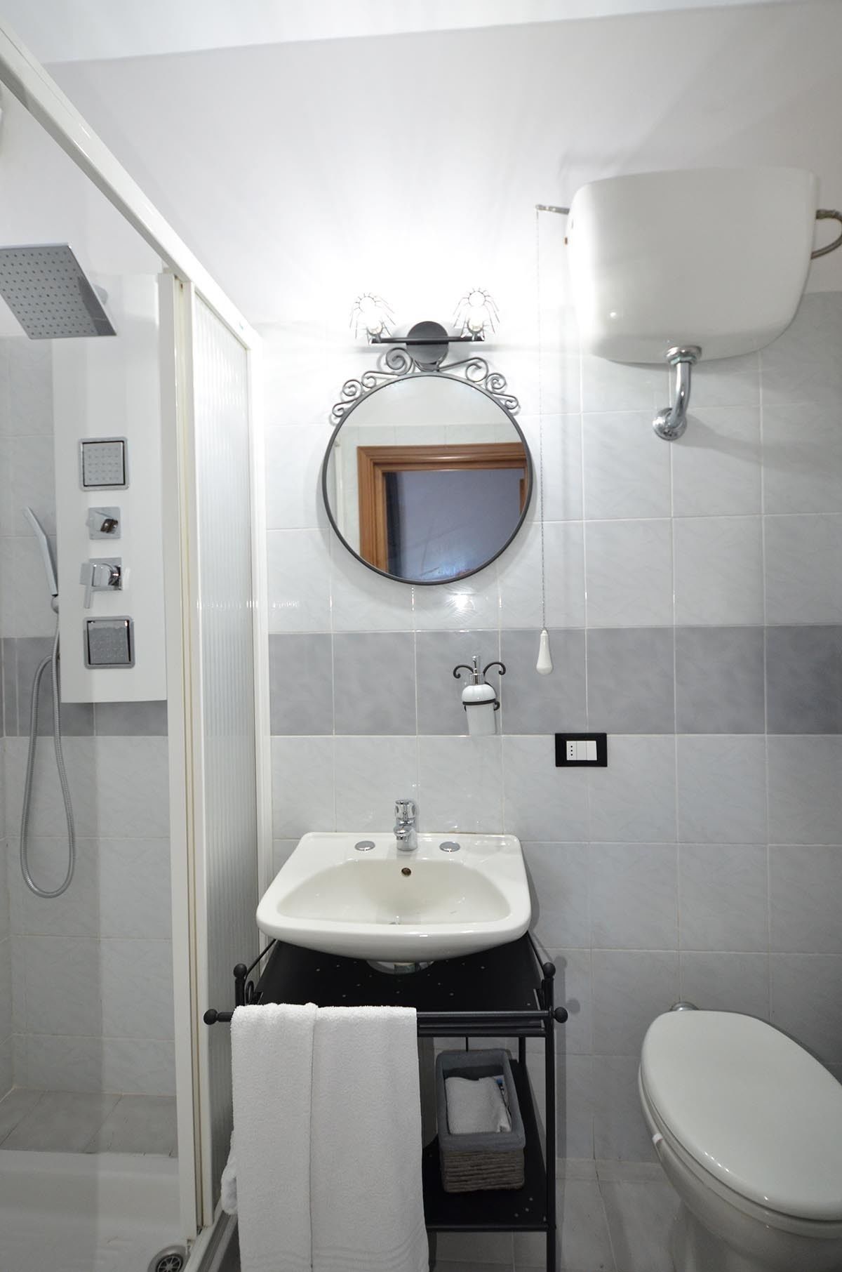 deluxe single room | bathroom | shower, hydromassage showerhead, hair dryer, towels
