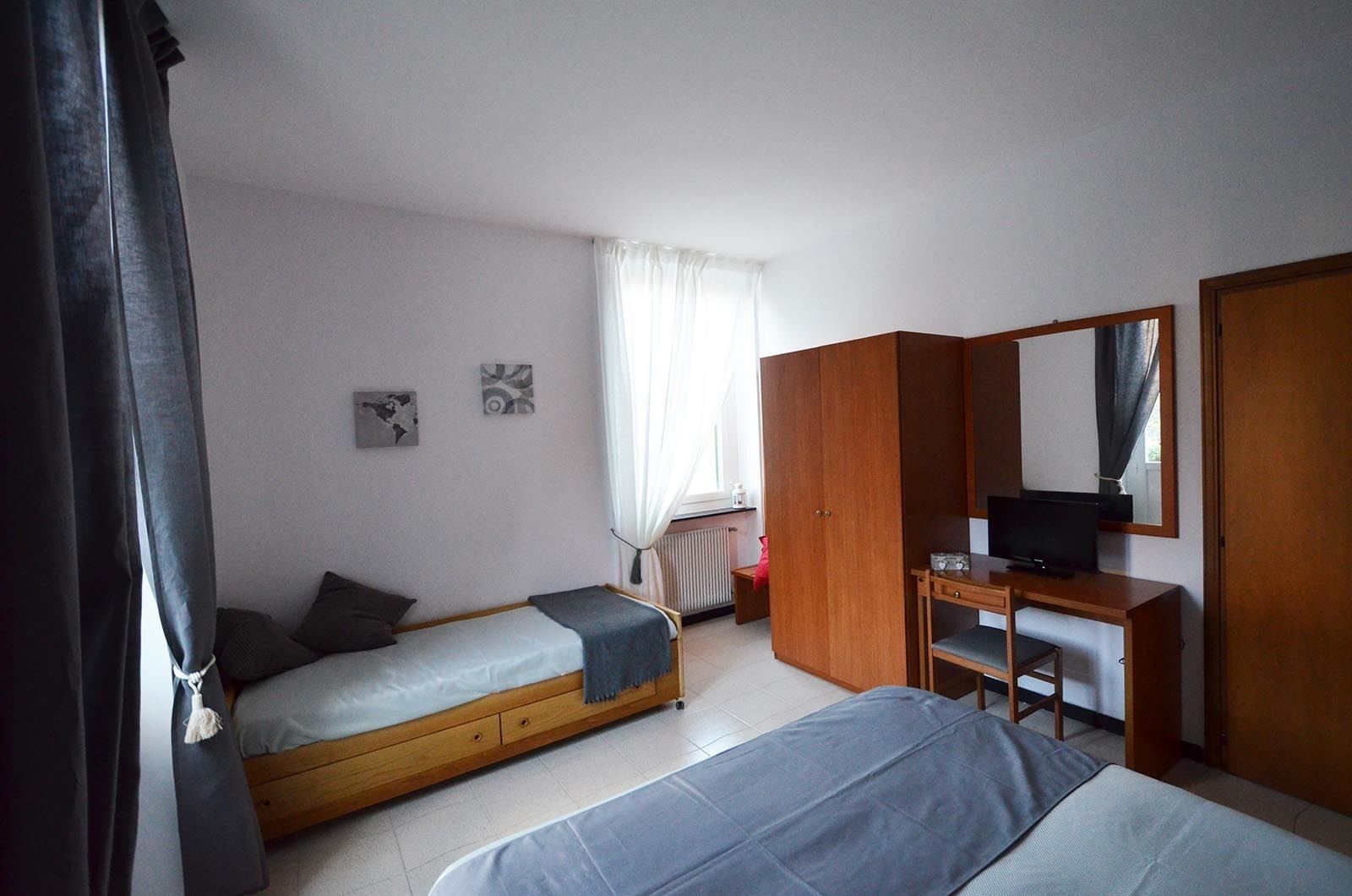 family room, balcony | in-room safe, desk, free wifi, bed sheets