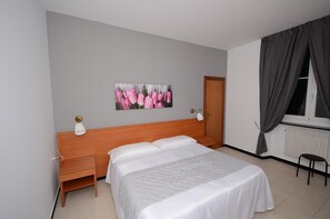 Habitación con 1 cama doble o 2 individuales | Caja fuerte, escritorio, wifi gratis y ropa de cama
