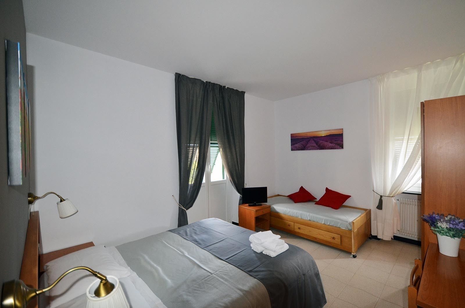 family room, balcony | in-room safe, desk, free wifi, bed sheets