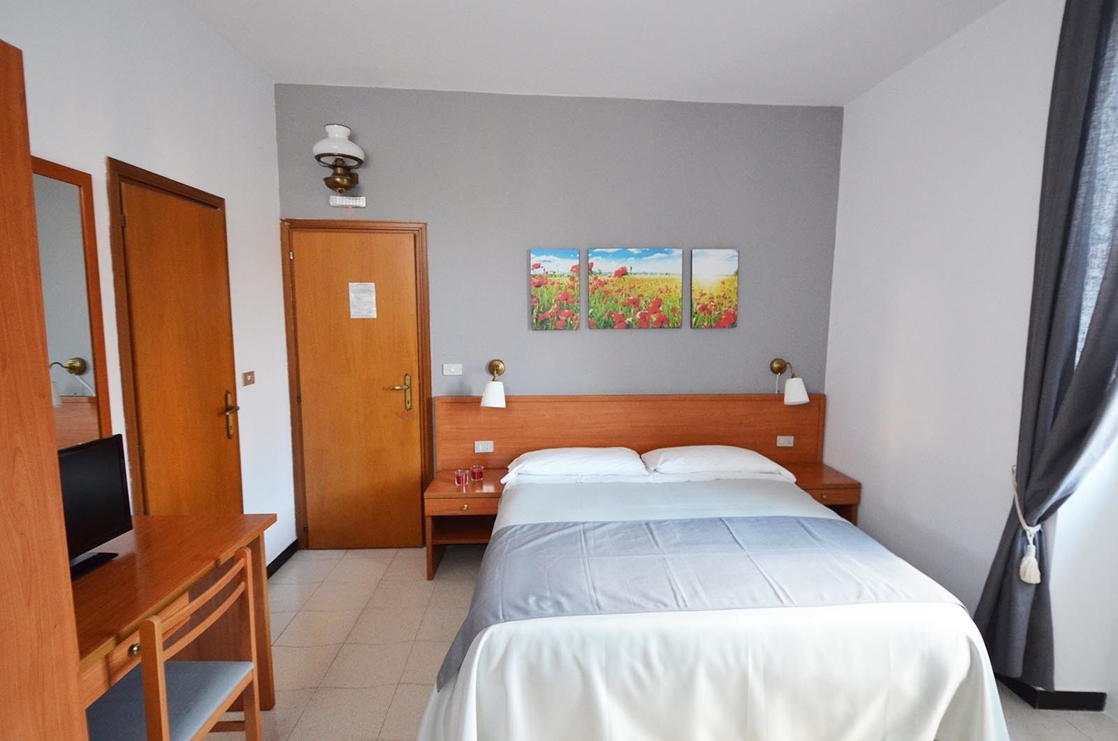 family room, balcony | in-room safe, desk, free wifi, bed sheets