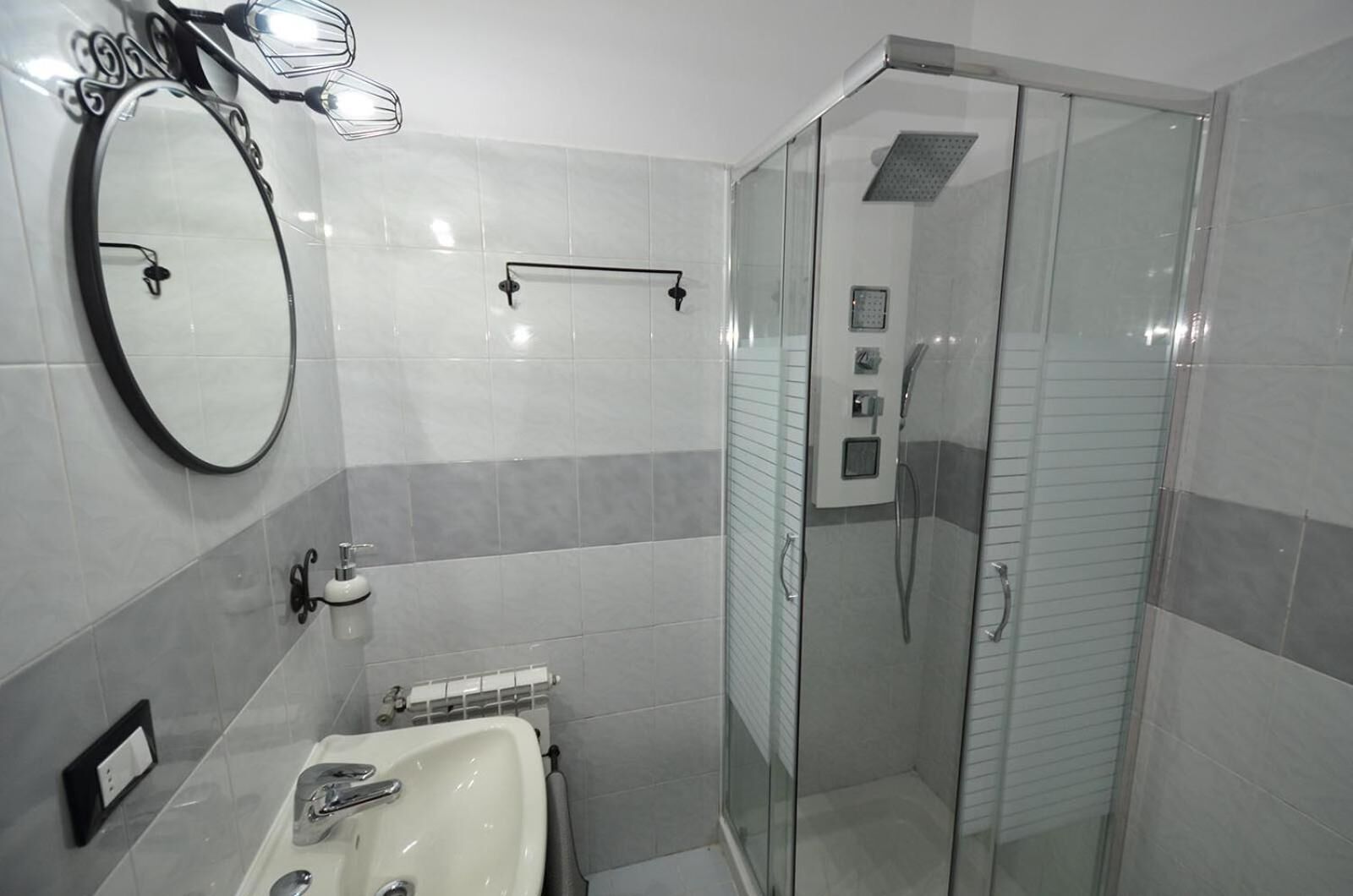 shower, hydromassage showerhead, hair dryer, towels