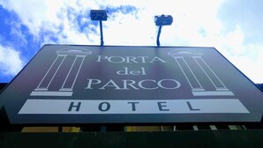 Een bord met daarop 'Porta del Parco Hotel', met zuilen en het woord 'HOTEL' onderaan.