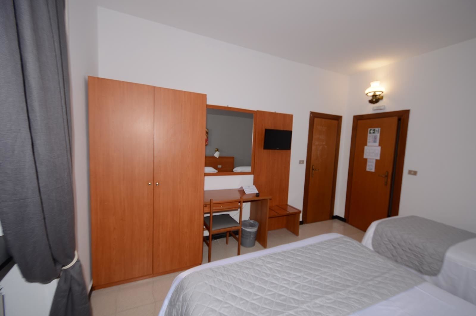 family room | in-room safe, desk, free wifi, bed sheets