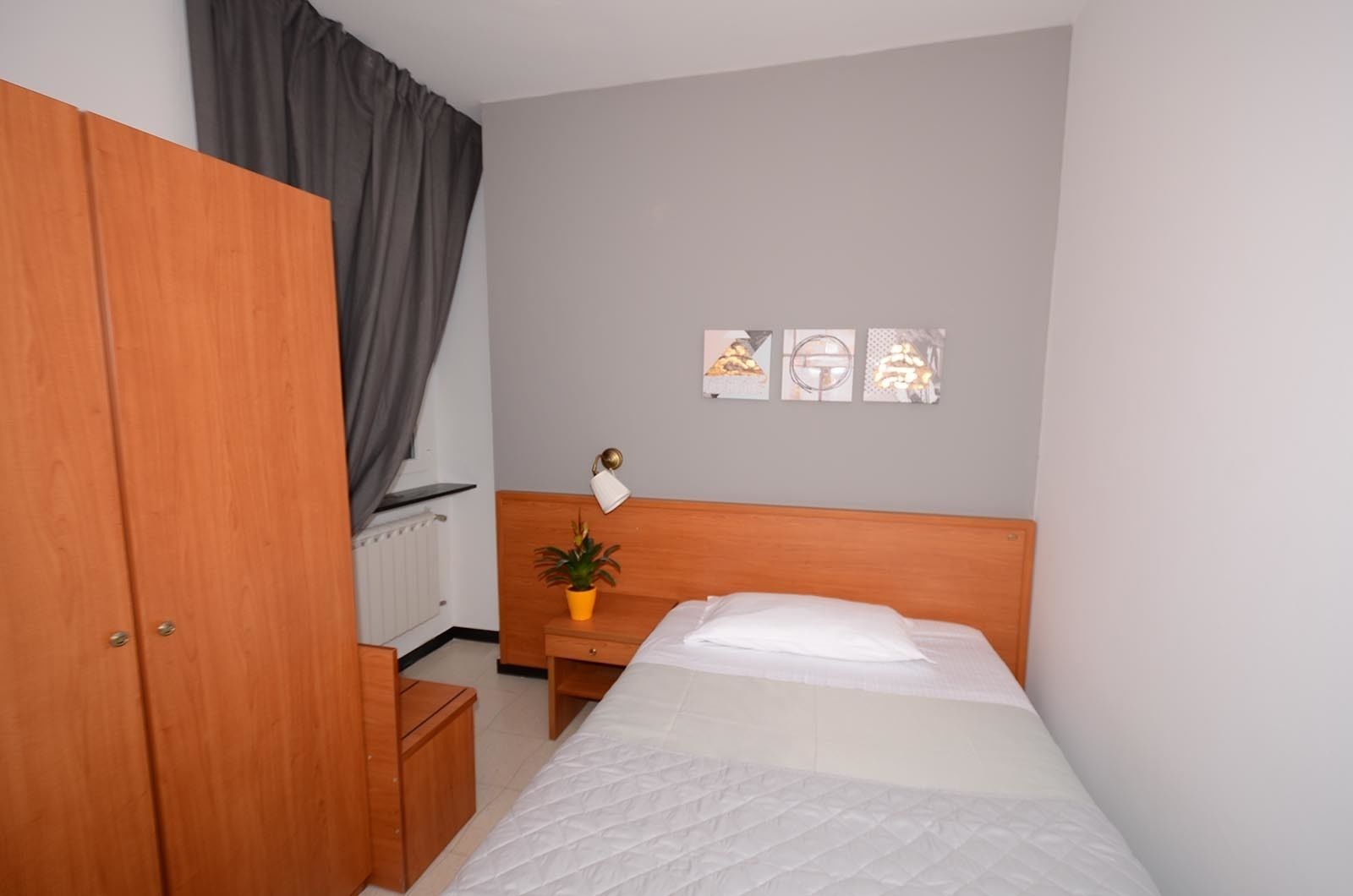 deluxe single room | in-room safe, desk, free wifi, bed sheets