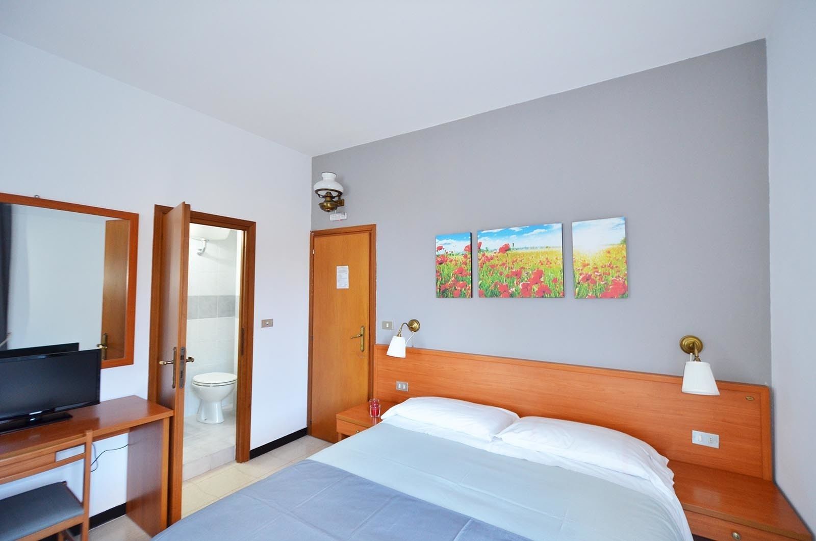 family room, balcony | in-room safe, desk, free wifi, bed sheets