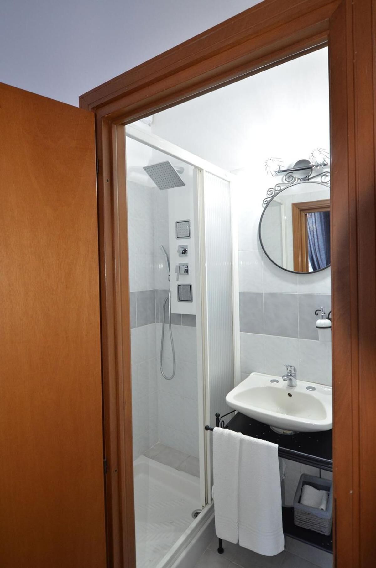 shower, hydromassage showerhead, hair dryer, towels