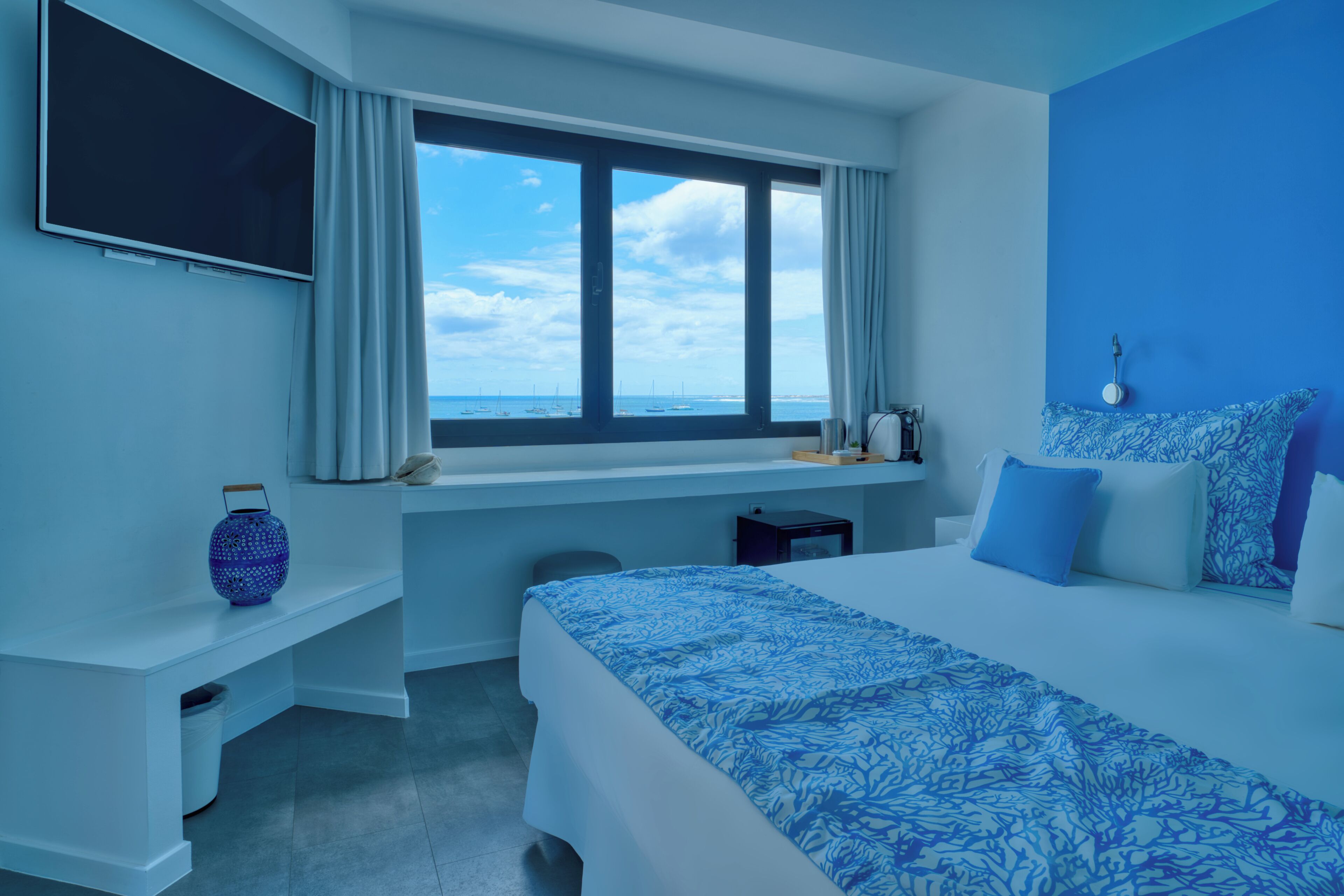 Minibar, in-room safe, desk, iron/ironing board