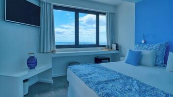 Minibar, in-room safe, desk, iron/ironing board