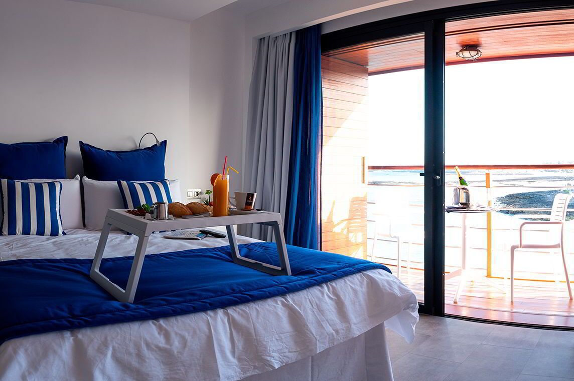 Minibar, caixa forta a l'habitació i escriptori 