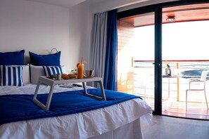 ミニバー、セーフティボックス (室内)、デスク、アイロン / アイロン台