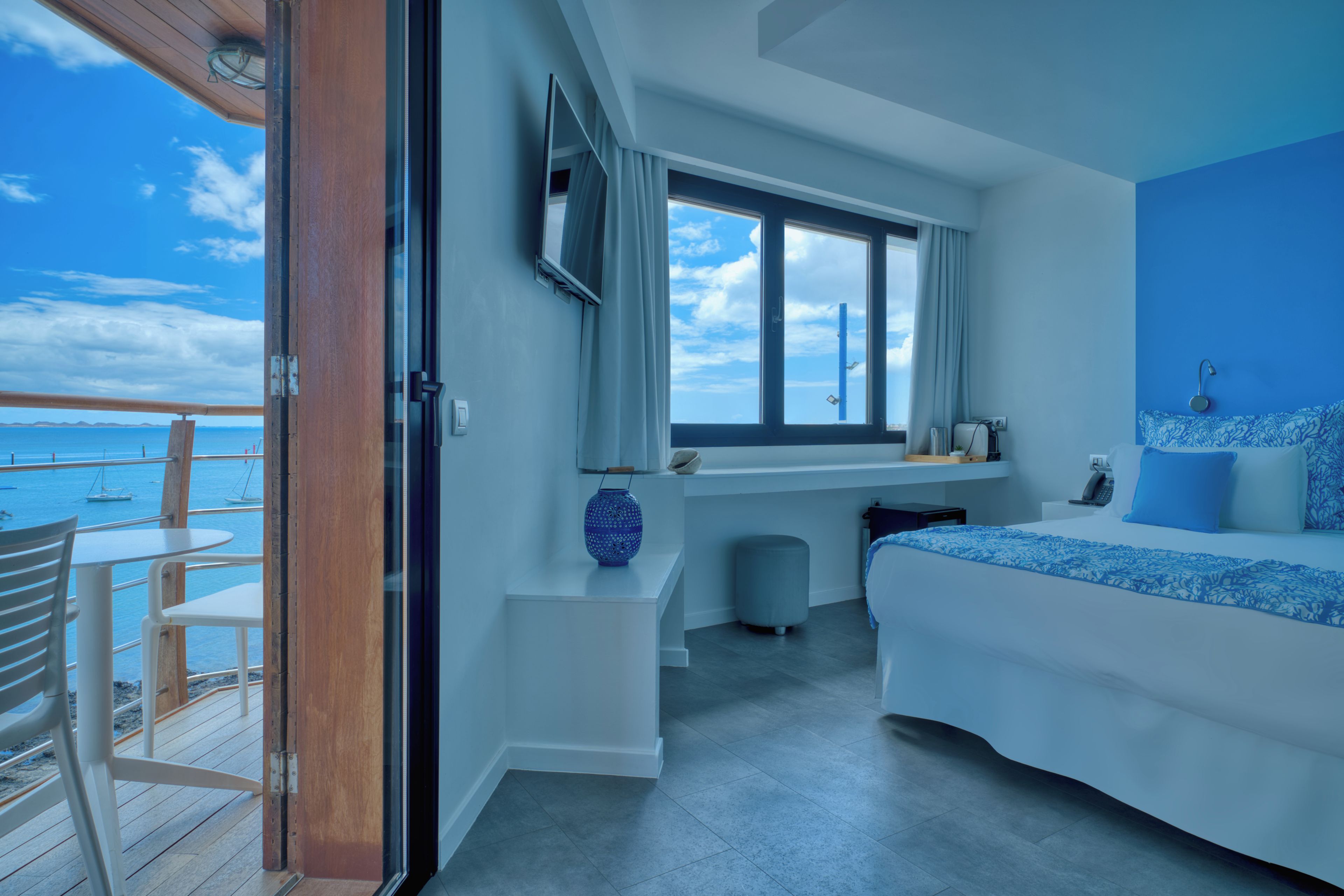 Minibar, in-room safe, desk, iron/ironing board
