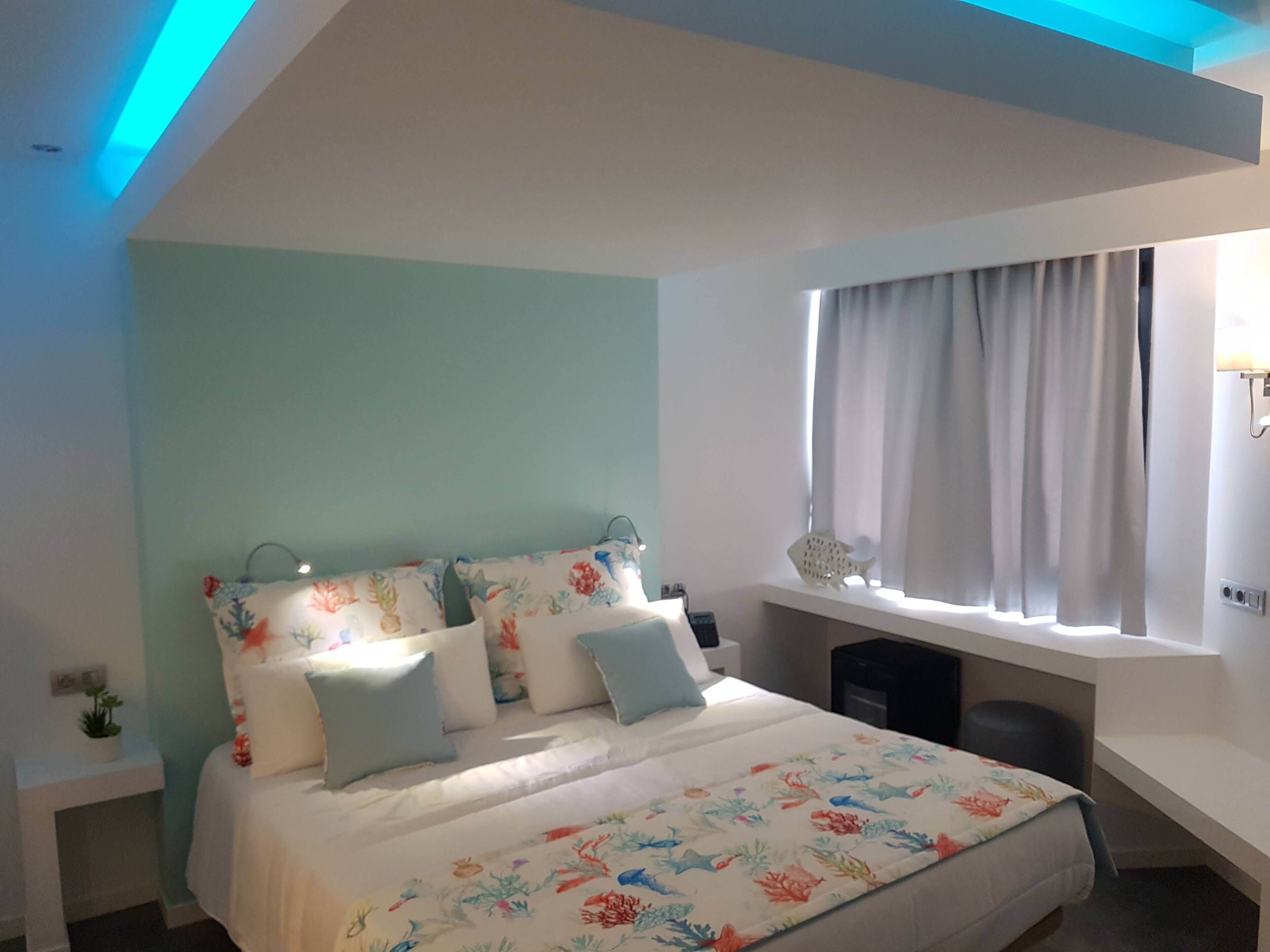 Dobbeltrom – deluxe, sjøutsikt | Minibar, safe på rommet, skrivebord og strykejern/-brett