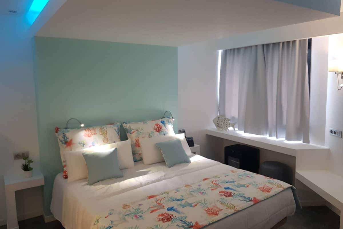 Dobbeltrom – deluxe, sjøutsikt | Minibar, safe på rommet, skrivebord og strykejern/-brett