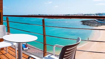Minibar, coffres-forts dans les chambres, bureau