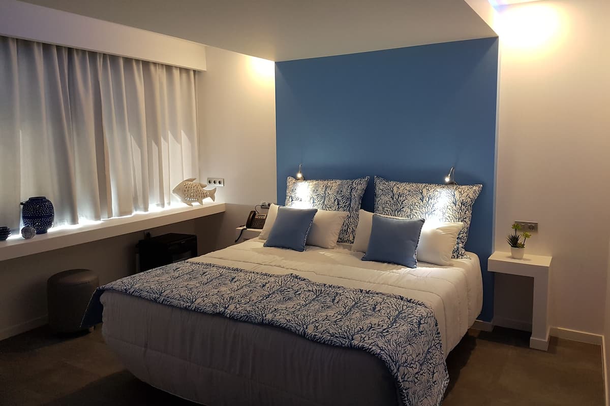 Deluxe Double Room, Sea View | Minibar, in-room safe, desk, iron/ironing board