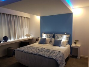 Quarto casal luxo, vista para o mar | Frigobar, cofres nos quartos, escrivaninha