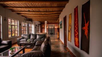 المنشأة من الداخل