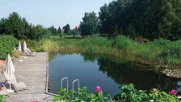 Privatstrand, schwarzer Sandstrand, Liegestühle, Sonnenschirme