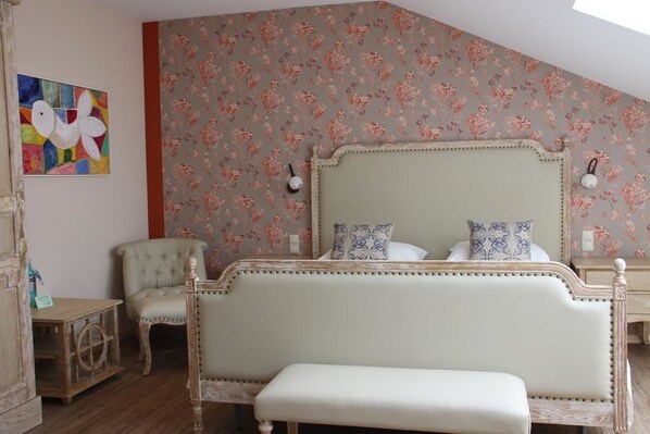 A bedroom with a bed, a bench, a chair, and a small table. - Kur- & Landhotel Borstel-Treff (Dabel)
