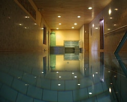 Piscina interna, piscina externa sazonal, espreguiçadeiras