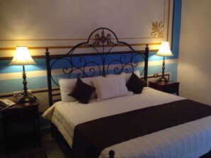 Cubrecamas, decoración personalizada y tabla de planchar con plancha 