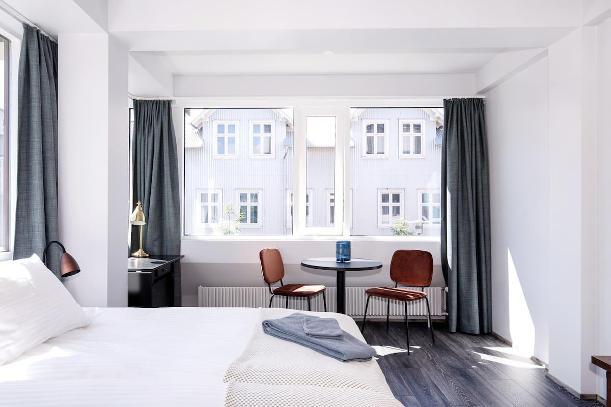Studio, 2 Single Beds | Laptop workspace, blackout curtains, free WiFi, bed sheets