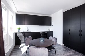 Espacio para trabajar con laptop, cortinas blackout y wifi gratis 