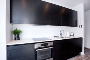 Refrigerador, placa de cocina, cafetera/tetera, tetera/pava eléctrica