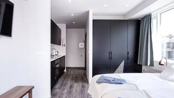 Studio, 2 Tempat Tidur Twin | Ruang kerja ramah laptop, tirai kedap cahaya, dan Wi-Fi gratis