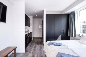 Espacio para trabajar con laptop, cortinas blackout y wifi gratis