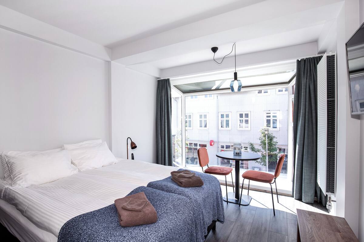 Studio, 1 queensize-seng | Skrivebord for bærbar PC, blendingsgardiner og wi-fi (inkludert)