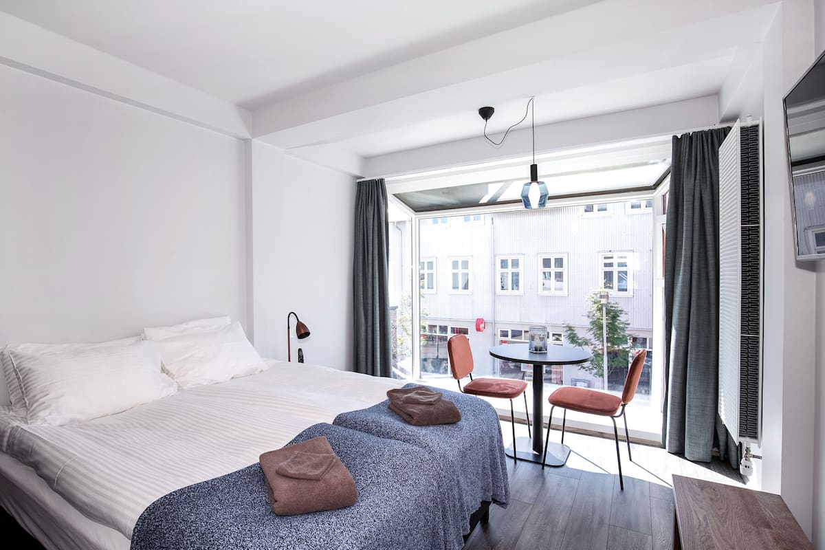 Studio, 1 Queen Bed | Laptop workspace, blackout curtains, free WiFi, bed sheets