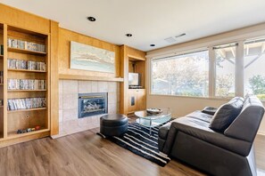 Smart TV, fireplace, DVD player, books