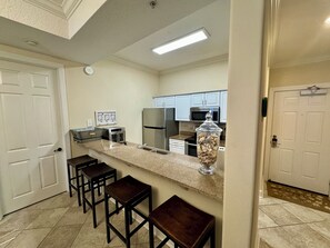 Een koelkast, een magnetron, een oven, een kookplaat