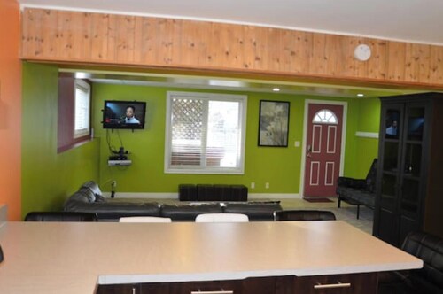 Neu! Helle und geräumige Walkout Private Suite