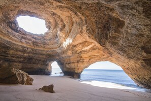 بالقرب من الشاطئ