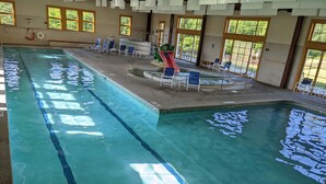 Piscina comunitaria con gimnasio, fuera de la propiedad, con cargos diarios adicionales.