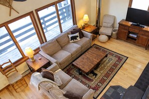 Una Smart TV, una chimenea, un reproductor de DVD, libros