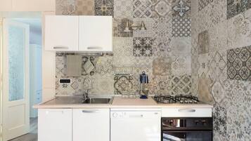 Frigorifero, forno, piano cottura, lavastoviglie