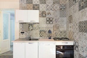 Een koelkast, een oven, een kookplaat, een vaatwasser