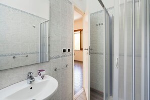 Douche, séchoir à cheveux, serviettes fournies, papier de toilette