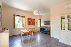 Living area - with Garden & Parking, 150m to the beach of Spisone (Taormina)