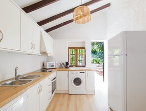 Frigorífico, microondas, horno y lavavajillas