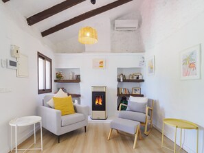 TV, fireplace, Netflix, streaming services - Cubo's Casa Rural El Refugio / free wifi / private pool (Alhaurín el Grande)