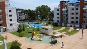 Ein Hotel mit Schwimmbad, Spielplatz und gepflegtem Garten.
