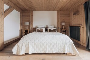 4 bedrooms, in-room safe, iron/ironing board, free WiFi