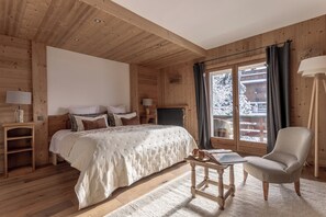 4 chambres, coffres-forts dans les chambres, fer et planche à repasser