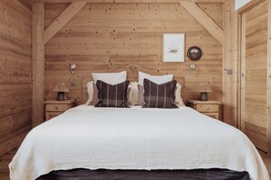 4 bedrooms, in-room safe, iron/ironing board, WiFi