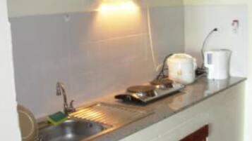 Refrigerador, microondas, placa de cocina, cafetera/tetera